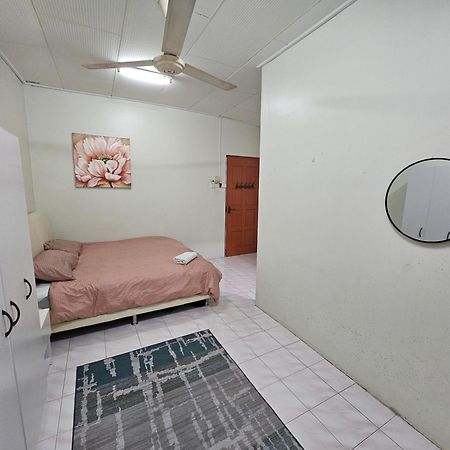 Ruhani Homestay 3 Kb - 4 Bedroom Fully Airconditioned With Wifi & Netflix Кота-Бару Екстер'єр фото